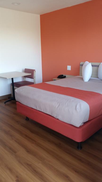 Hotel 6 / Buttonwillow Racetrack