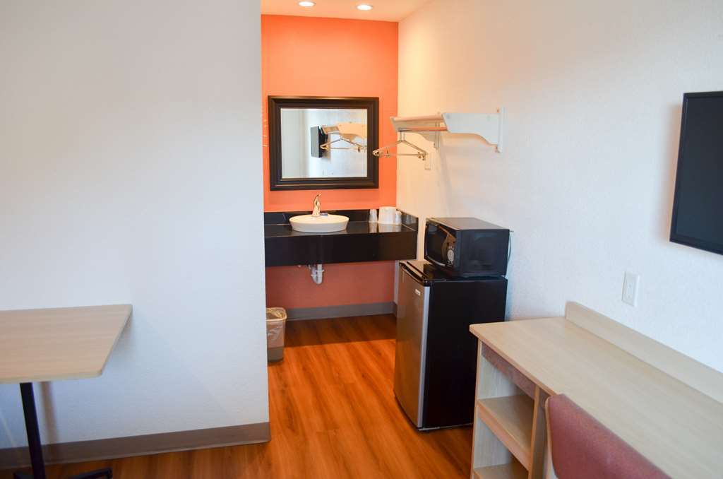 6 / Buttonwillow Racetrack Hotel