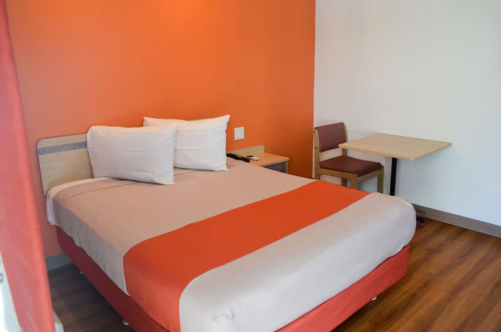 Hotel 6 / Buttonwillow Racetrack 2*