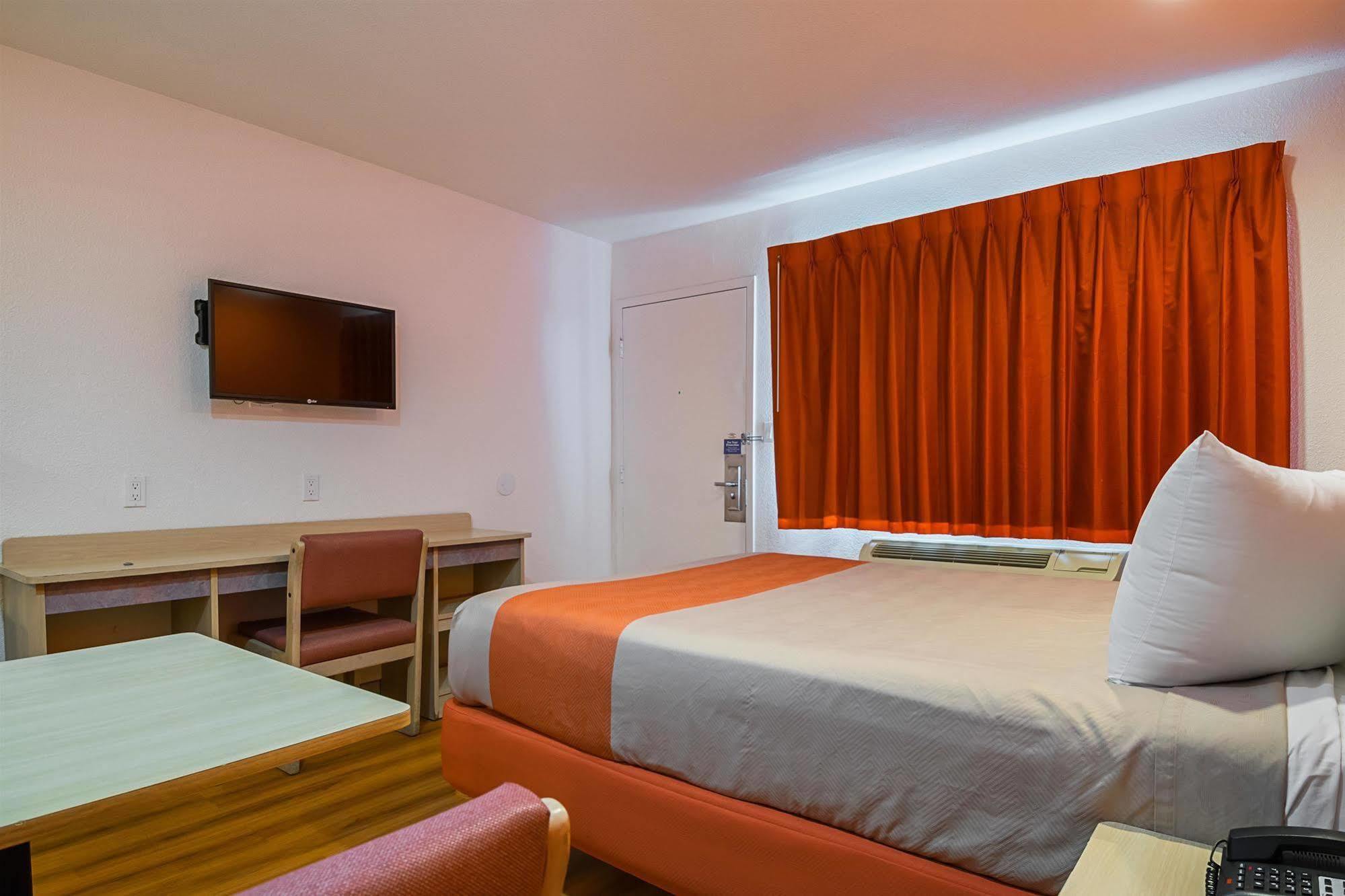 6 / Buttonwillow Racetrack Hotel 2*